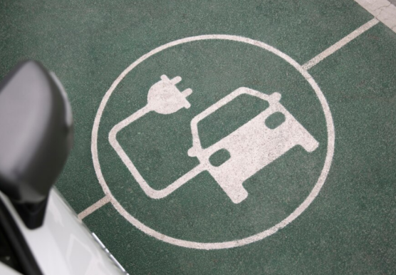 2025 03 21 11 23 37 Close up over het opladen van elektrische autos Gratis Foto en nog 12 andere